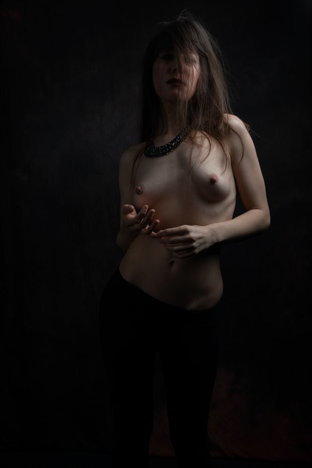 amethyst one light artistic nude photo by photographer henney