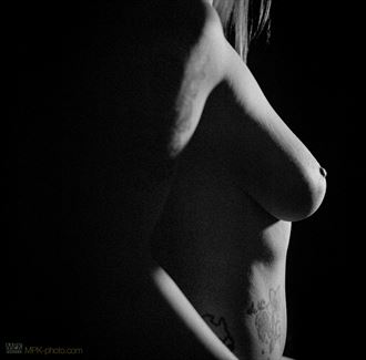 artistic nude alternative model photo by photographer mpkphoto