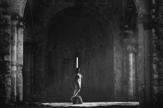 artistic nude chiaroscuro photo by artist paolo lazzarotti