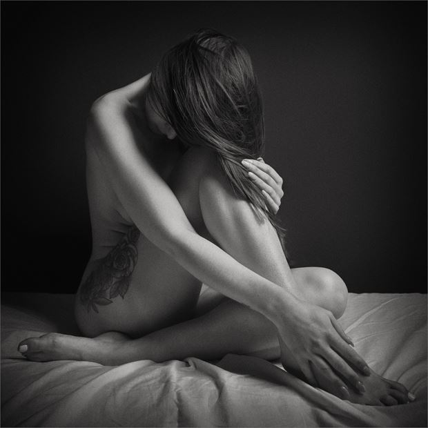 artistic nude chiaroscuro photo by photographer dave belsham