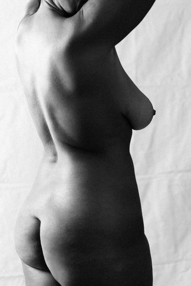 artistic nude chiaroscuro photo by photographer ely cooper