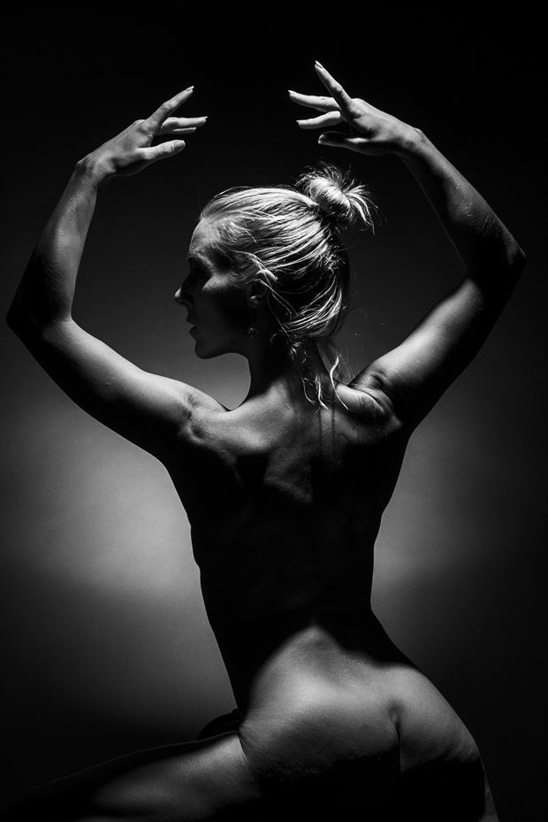 artistic nude chiaroscuro photo by photographer mondo