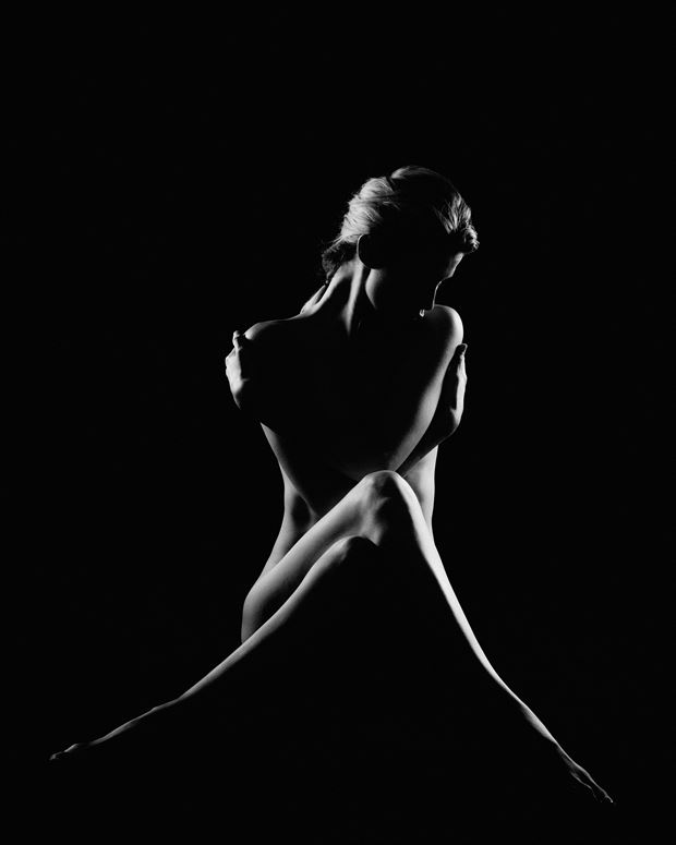 artistic nude chiaroscuro photo by photographer tom kabe