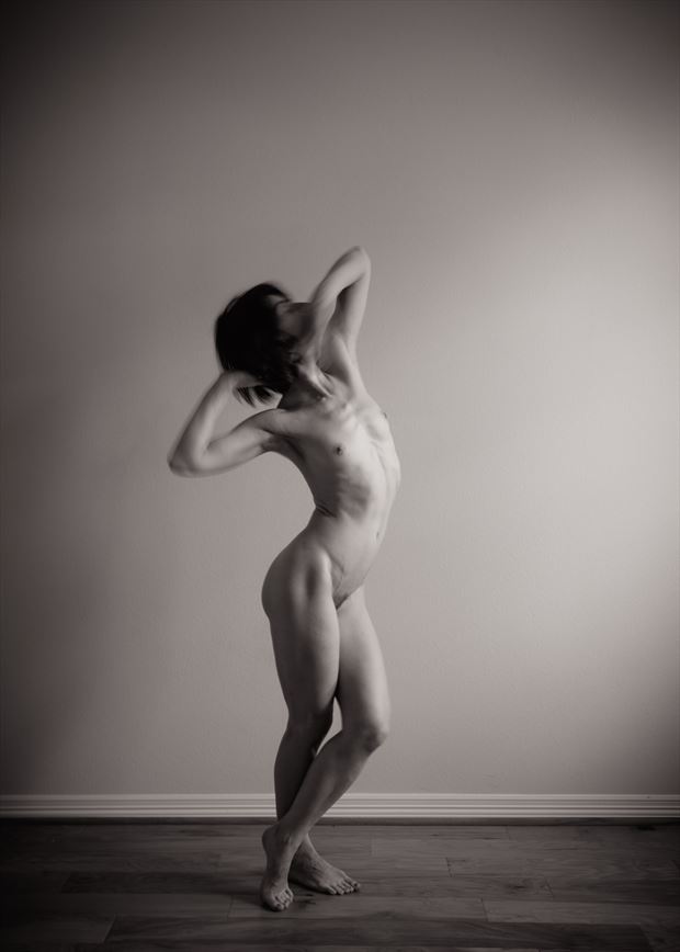 artistic nude figure study photo by photographer tom kabe