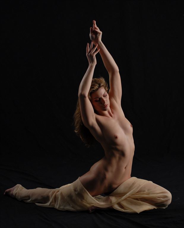 artistic nude photo by photographer dimensional images