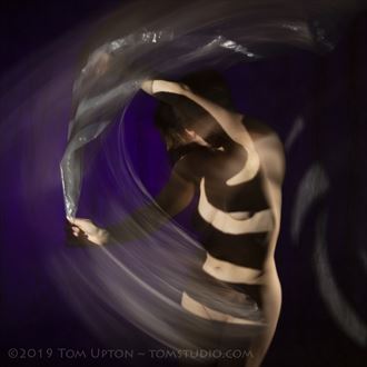 artistic nude photo by photographer tom upton