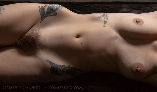 artistic nude photo by photographer tom upton