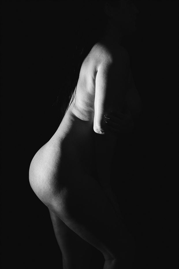 artistic nude silhouette photo by model sara tiara