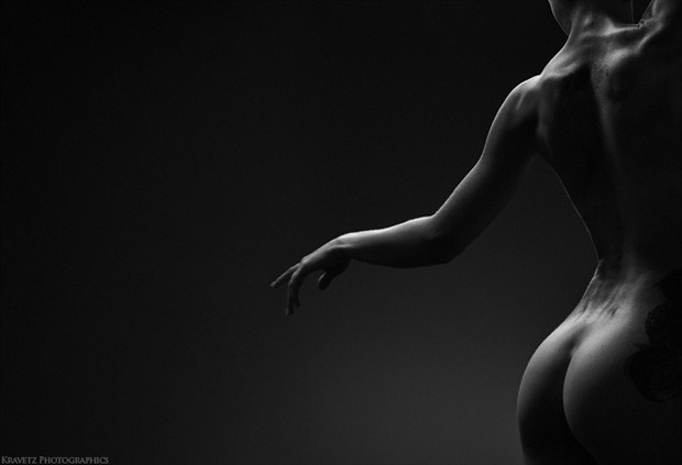 artistic nude silhouette photo by photographer sasha onyshchenko