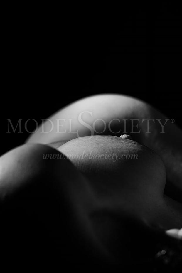 artistic nude silhouette photo by photographer surzayon