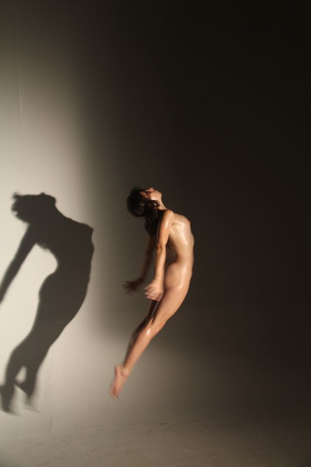 artistic nude studio lighting photo by artist gustavo guinand