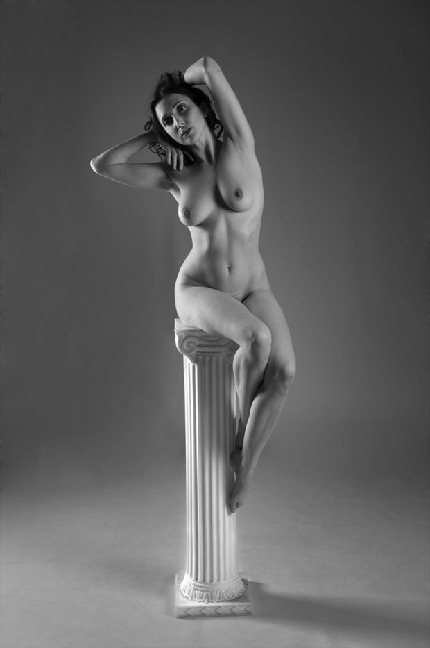 artistic nude studio lighting photo by photographer castrourdiales