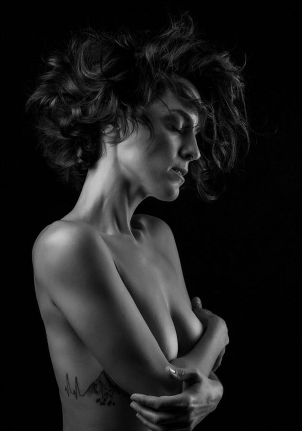 artistic nude studio lighting photo by photographer gabriela kipreos
