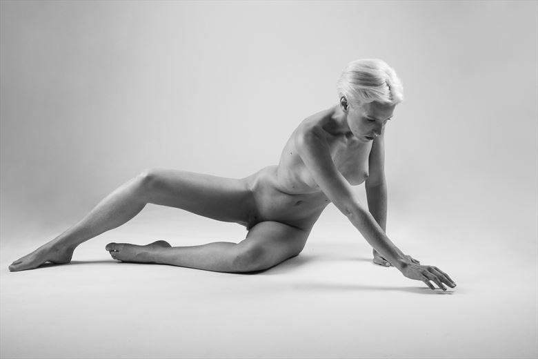 artistic nude studio lighting photo by photographer modella foto