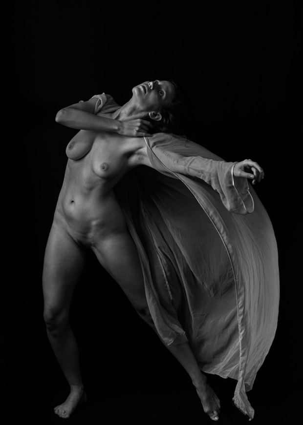 artistic nude studio lighting photo by photographer onlymonochrom