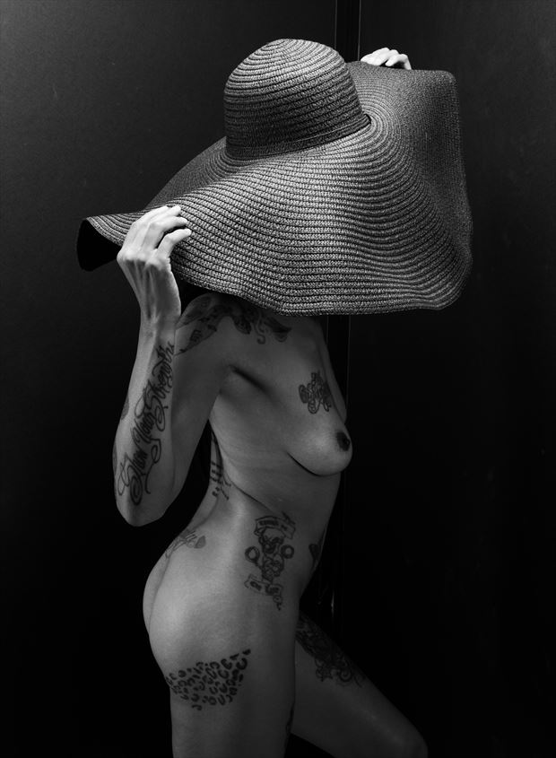 artistic nude studio lighting photo by photographer ronnie louis