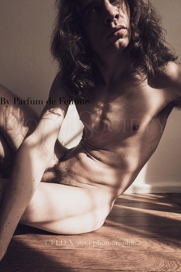 au sol artistic nude photo by photographer parfum de femme