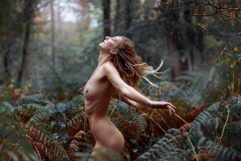 autumn dance artistic nude photo by model sofie