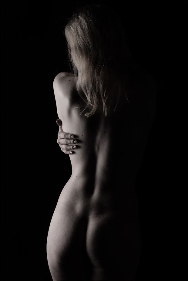 back to black artistic nude photo by photographer dave belsham