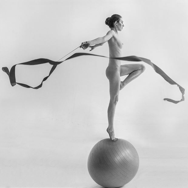balance artistic nude photo by photographer yauhen yerchak