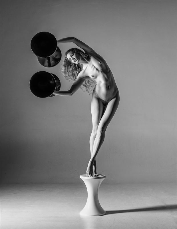 balanced artistic nude photo by photographer richard maxim