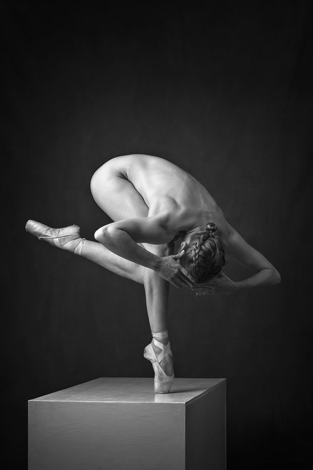 balanced view artistic nude photo by photographer niall