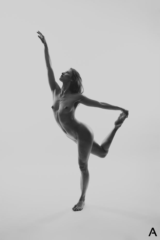 ballerina artistic nude photo by photographer apetura