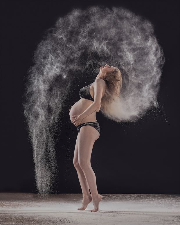 beautiful maternity bikini photo by photographer jrsimonsen