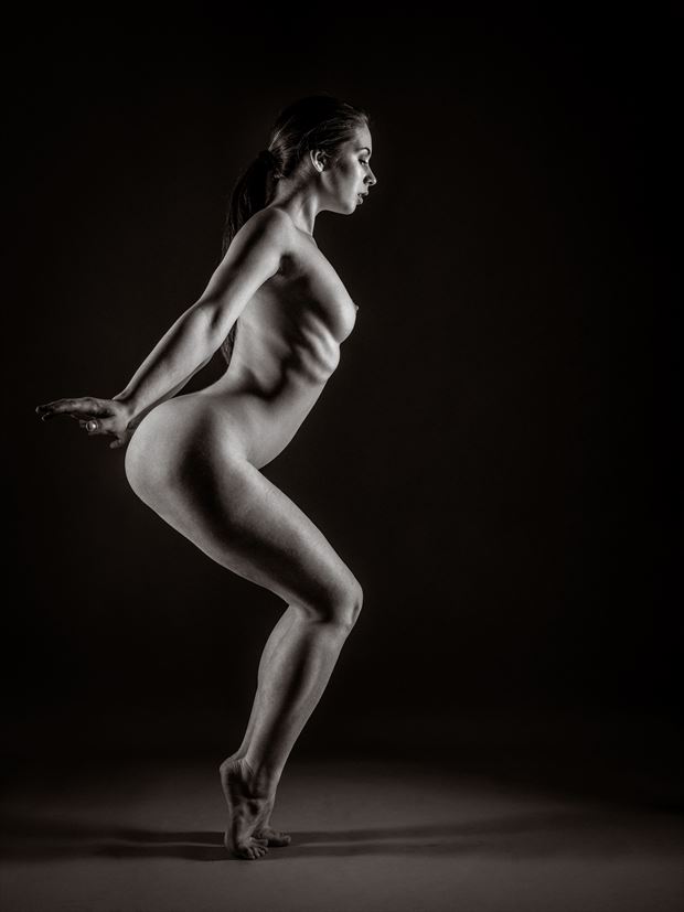 beautiful poise artistic nude photo by photographer robhillphoto