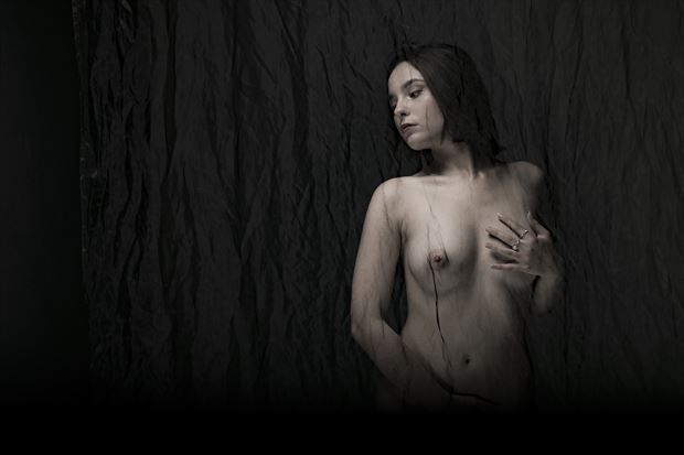 behind the screen artistic nude photo by photographer robert koudijs