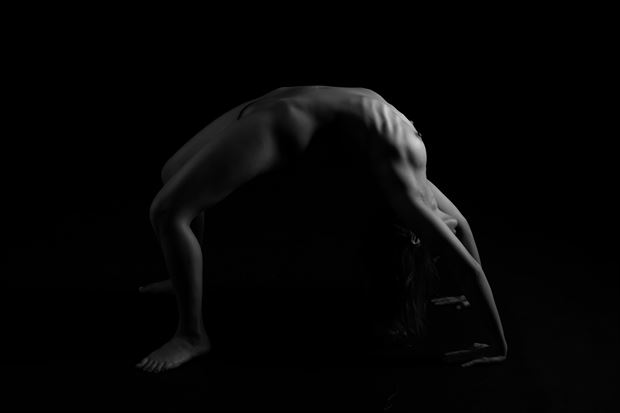 bending artistic nude photo by photographer yoga chang