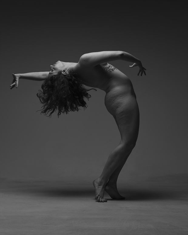 bending in motion artistic nude photo by model saara rei