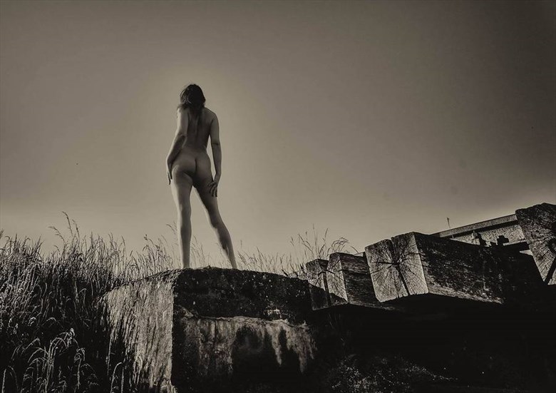 bold pose Artistic Nude Photo by Photographer BenGunn