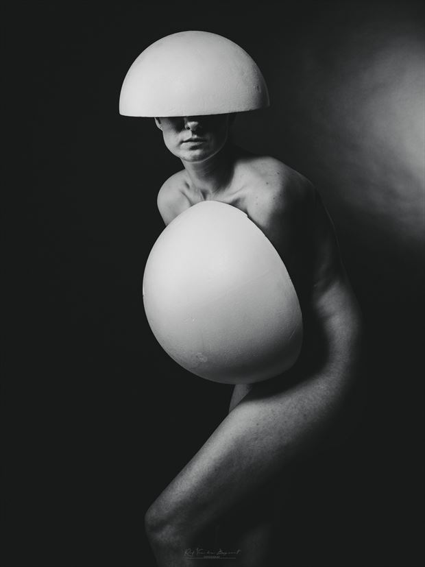 break out of the shell artistic nude photo by photographer raf van den bogaert