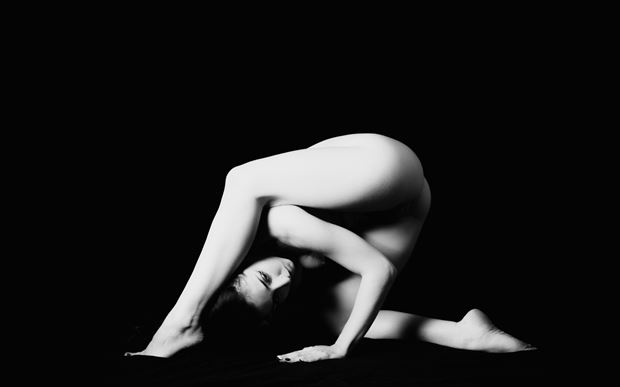by tom kabe artistic nude photo by model pretzelle