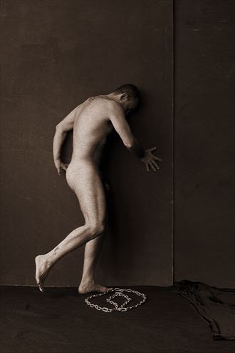 cadena 2 selfportrait artistic nude photo by photographer gustavo combariza