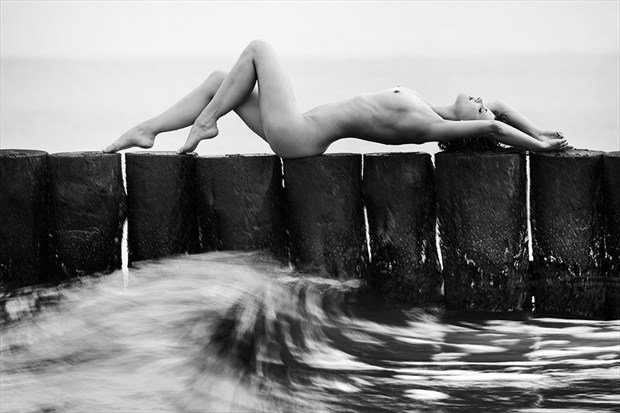 catch the wave Artistic Nude Photo by Photographer Thomas Bichler