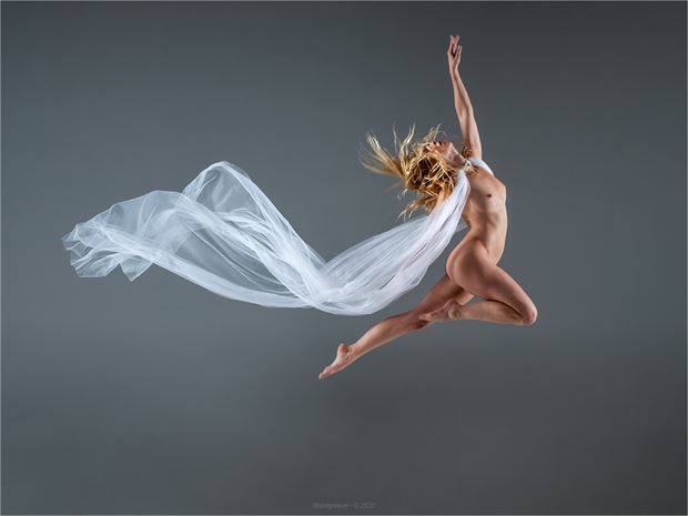 caught in flight artistic nude photo by photographer wavepower