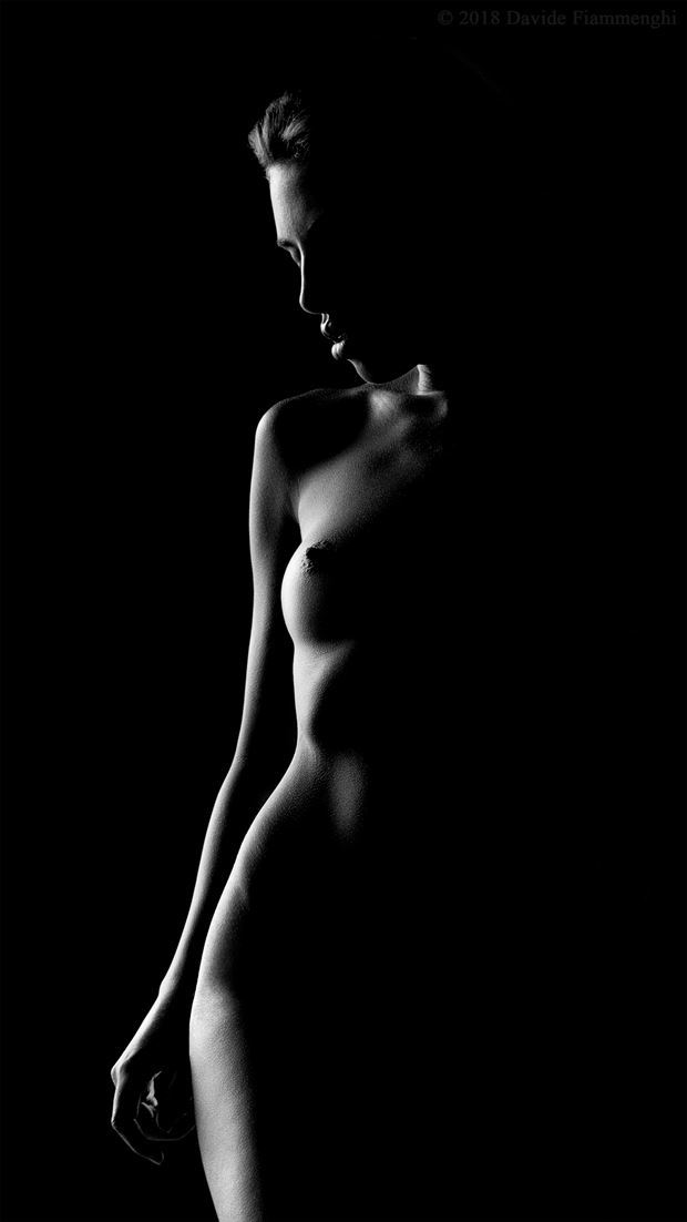 chiaroscuro artistic nude photo by photographer davide fiammenghi