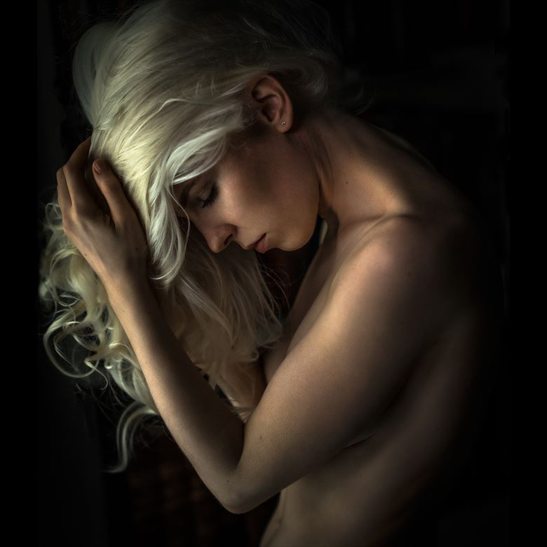 chiaroscuro implied nude photo by photographer ellis