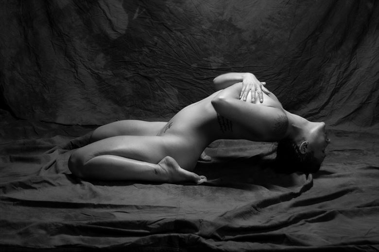 chin up artistic nude photo by photographer randy lagana