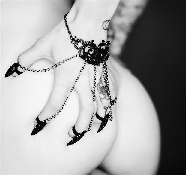 claws artistic nude photo by photographer luke adam