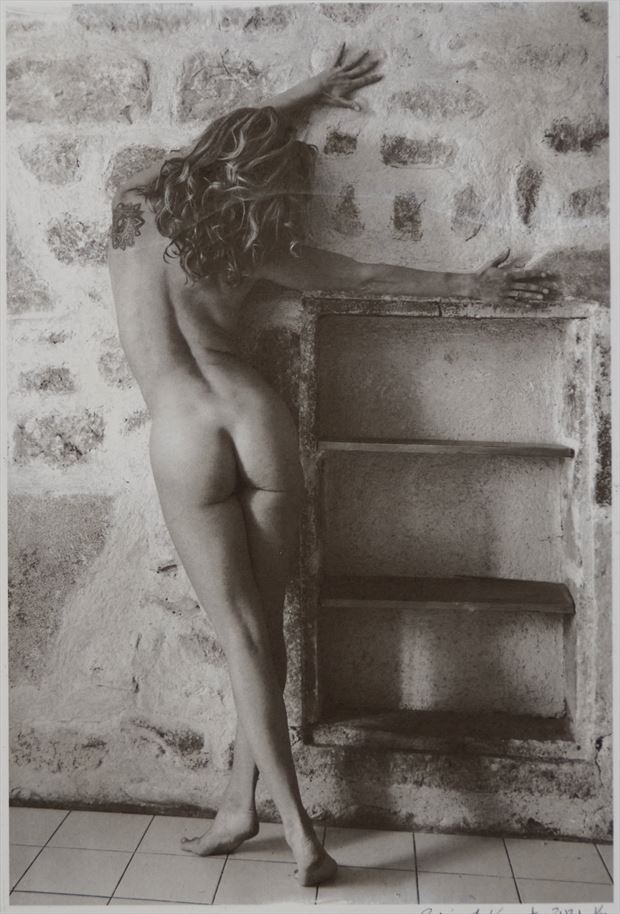 climbing the walls artistic nude photo by photographer richard kynast