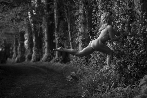 clinging to nature artistic nude photo by model helen saunders