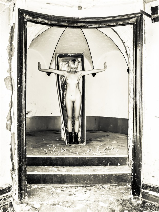 coffin Artistic Nude Photo by Photographer Philippe