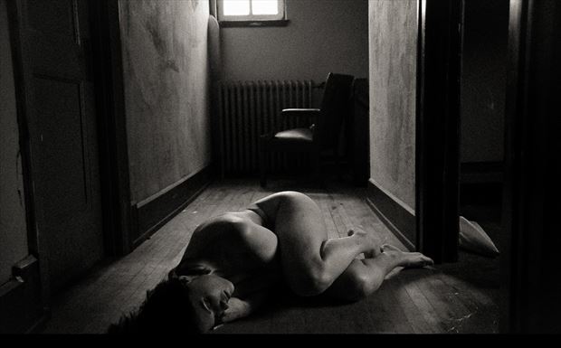 collapse artistic nude photo by photographer obscura memento