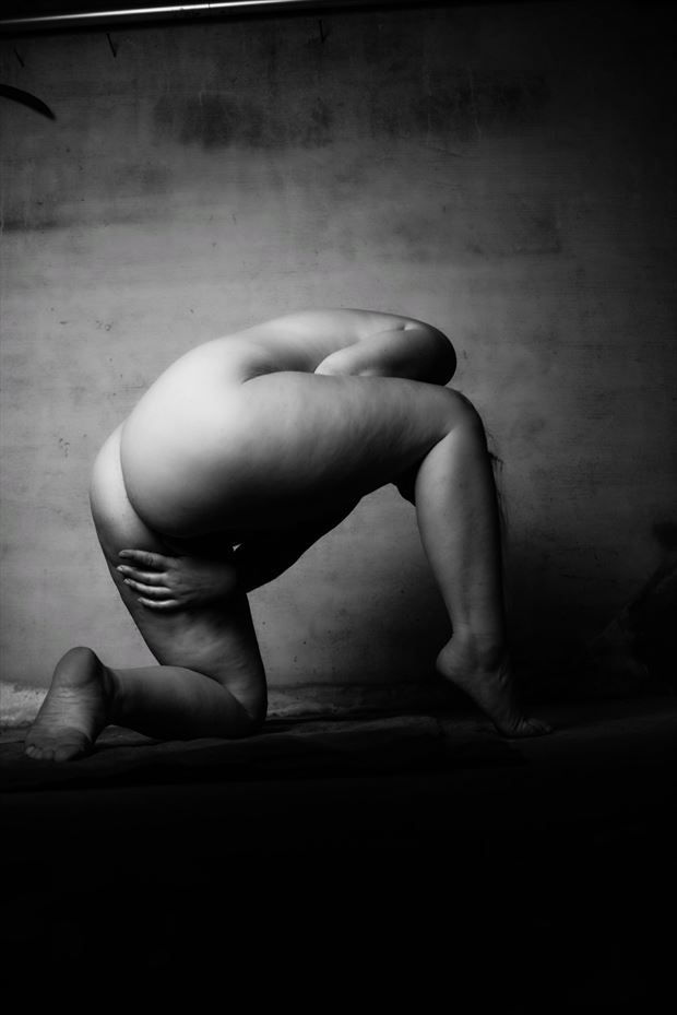concrete artistic nude photo by model trasselzudd