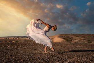 dance in the desert natural light photo by model fanny m%C3%BCller
