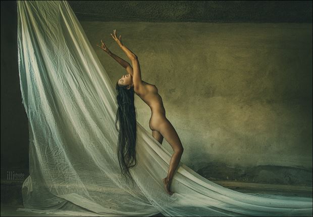dancing with canvas artistic nude photo by photographer thomas illhardt