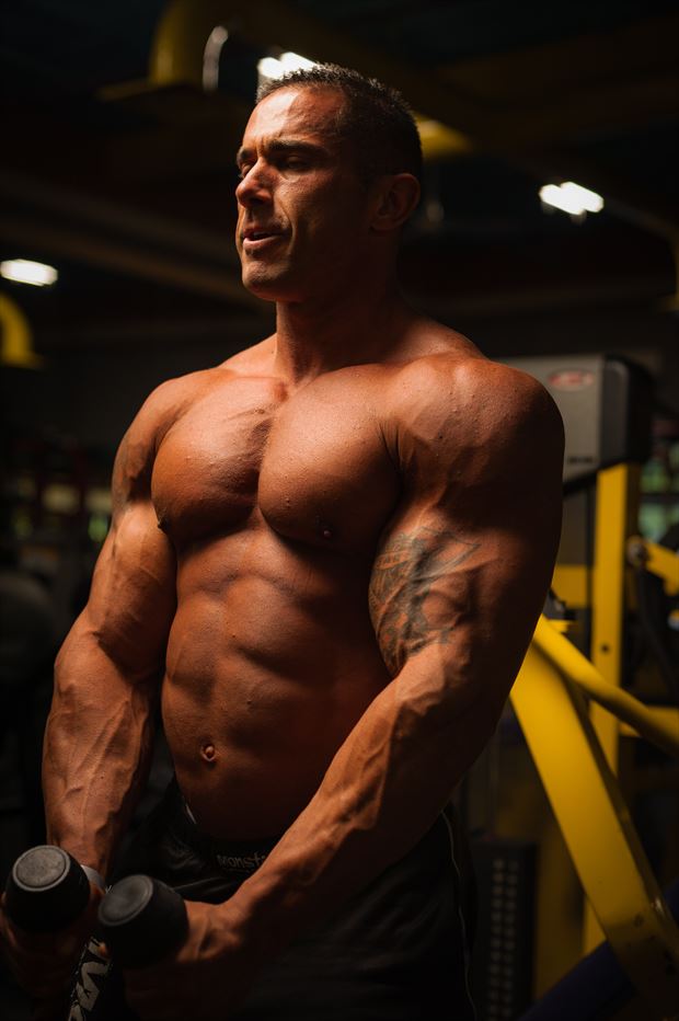 dom bodybuilder studio lighting photo by photographer mannyoquendo 